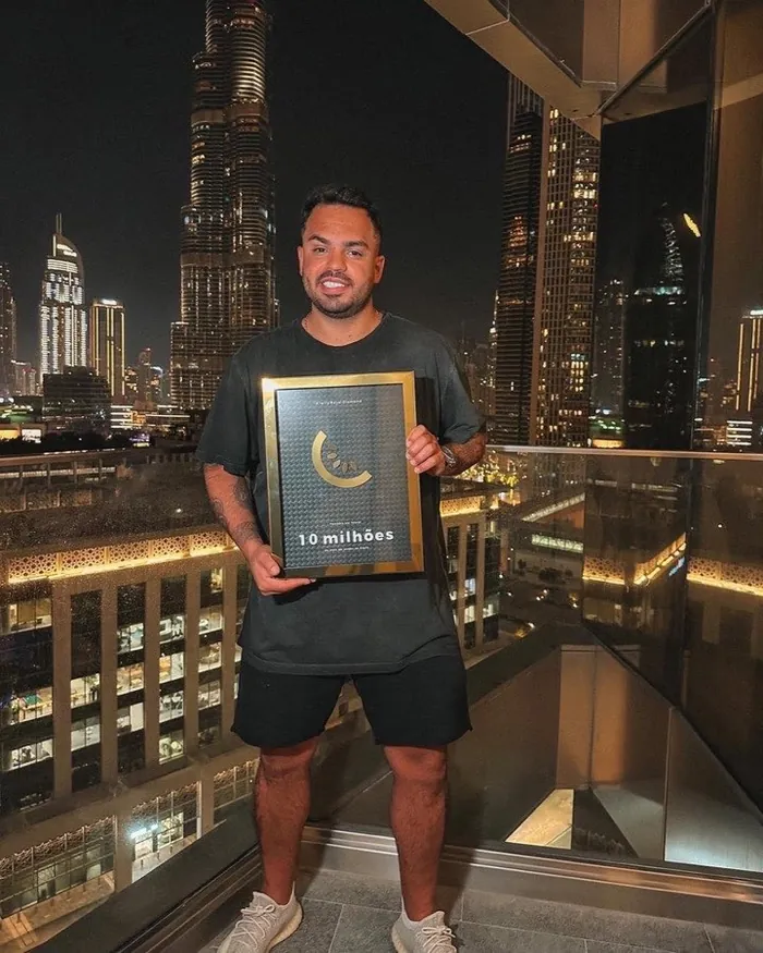Jeff recebendo premiação de 10 milhões em vendas na Kiwify