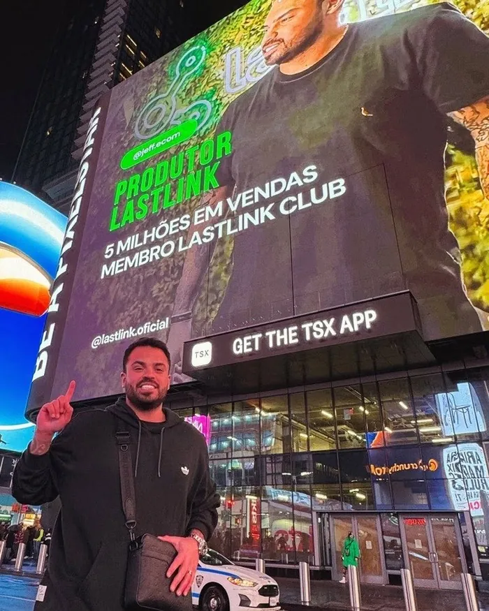 Jeff recebendo premiação de 5 milhões em vendas na Lastlink